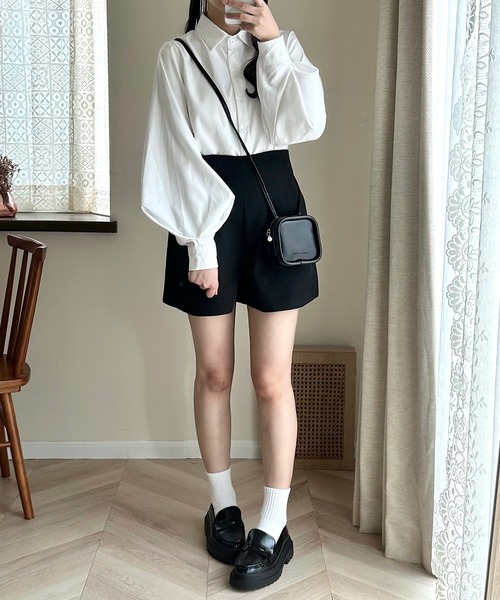 Cham.(チャム)の「バルーンスリーブシンプルシャツ(シャツ/ブラウス・レディース・ブラック/オフホワイト/ブルー・F)」の5枚目の写真