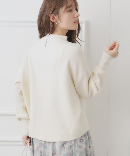 couture brooch（クチュールブローチ）の「◆【バックパールで華やぐ】上品もちふわニット（ニット/セーター・レディース・オフホワイト/グレー/ピンク系/レッド系1・38/42/36）」の7枚目の写真