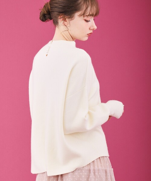 couture brooch（クチュールブローチ）の「◆【バックパールで華やぐ】上品もちふわニット（ニット/セーター・レディース・オフホワイト/グレー/ピンク系/レッド系1・38/42/36）」の6枚目の写真