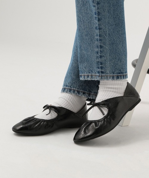 BAYFLOW（ベイフロー）の「フレフィットリボンフラット（パンプス・レディース・ライトグレー/ブラック・MEDIUM/LARGE）」の6枚目の写真