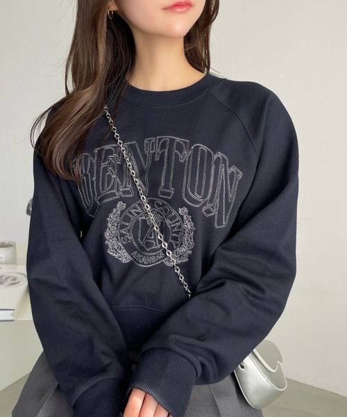 Ada.(エイダ)の「【春にぴったりな裏毛素材】白抜き カレッジロゴ 刺繍 ラグラン ショート丈 スウェット(スウェット・レディース・ネイビー/オートミール/ホワイト/レッド/ブラック・FREE)」の5枚目の写真