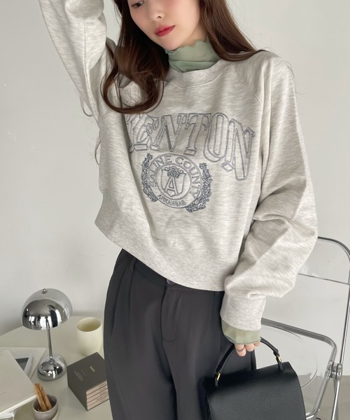 Ada.(エイダ)の「【春にぴったりな裏毛素材】白抜き カレッジロゴ 刺繍 ラグラン ショート丈 スウェット(スウェット・レディース・ネイビー/オートミール/ホワイト/レッド/ブラック・FREE)」の18枚目の写真