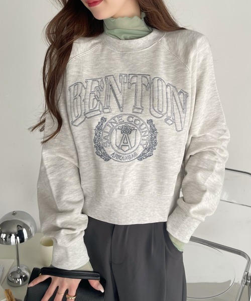 Ada.(エイダ)の「【春にぴったりな裏毛素材】白抜き カレッジロゴ 刺繍 ラグラン ショート丈 スウェット(スウェット・レディース・ネイビー/オートミール/ホワイト/レッド/ブラック・FREE)」の19枚目の写真