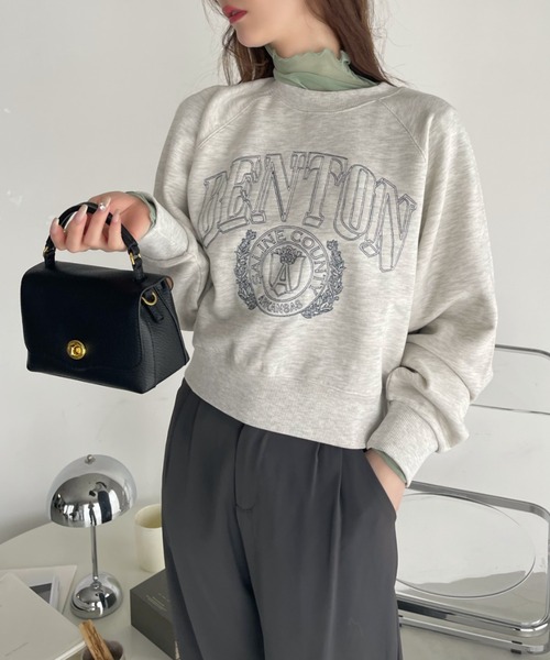 Ada.(エイダ)の「【春にぴったりな裏毛素材】白抜き カレッジロゴ 刺繍 ラグラン ショート丈 スウェット(スウェット・レディース・ネイビー/オートミール/ホワイト/レッド/ブラック・FREE)」の21枚目の写真