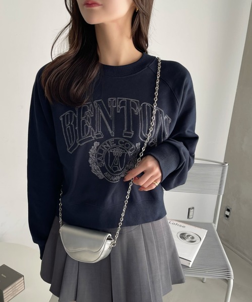 Ada.(エイダ)の「【春にぴったりな裏毛素材】白抜き カレッジロゴ 刺繍 ラグラン ショート丈 スウェット(スウェット・レディース・ネイビー/オートミール/ホワイト/レッド/ブラック・FREE)」の22枚目の写真