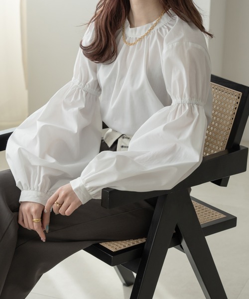 Ambre Neige（アンブルネージュ）の「スタンドカラーギャザーブラウス／WEB/EC限定商品（シャツ/ブラウス・レディース・ブラック/ライトブルー/オフホワイト・FREE）」の2枚目の写真