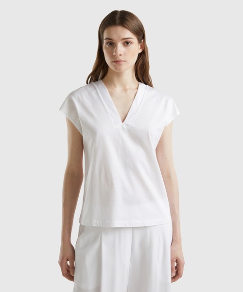 BENETTON (UNITED COLORS OF BENETTON)(ベネトンユナイテッドカラーズオブベネトン)の「VネックバックタイフレンチスリーブTシャツ・カットソー(Tシャツ/カットソー・レディース・ブラック/ネイビー/ホワイト・MEDIUM/SMALL/X-SMALL/XX-SMALL)」の1枚目の写真