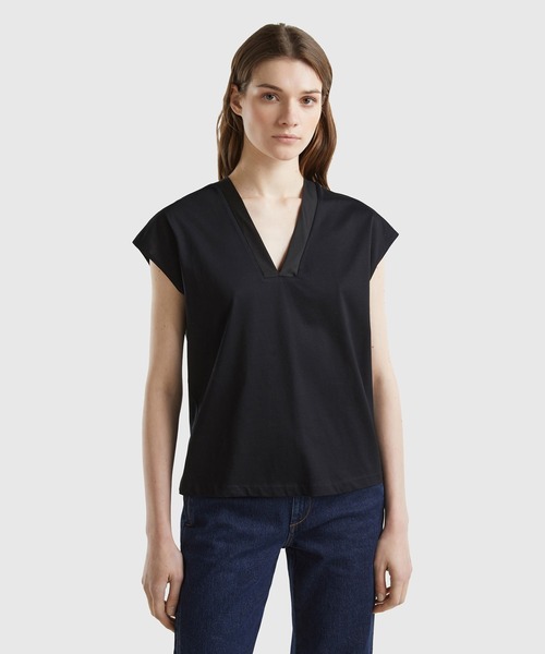 BENETTON (UNITED COLORS OF BENETTON)(ベネトンユナイテッドカラーズオブベネトン)の「VネックバックタイフレンチスリーブTシャツ・カットソー(Tシャツ/カットソー・レディース・ブラック/ネイビー/ホワイト・MEDIUM/SMALL/X-SMALL/XX-SMALL)」の2枚目の写真