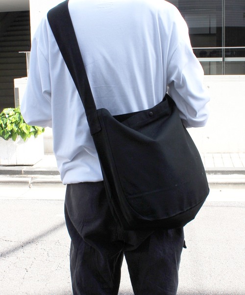 United Athle（ユナイテッドアスレ）の「【UNITED ATHLE】ユナイテッドアスレ ヘヴィーキャンバス ニュースペーパーバック 1522（ショルダーバッグ・レディース・ブラック/ナチュラル・FREE）」の8枚目の写真