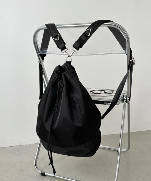 CLEA(クレア)の「2WAYユニセックス 巾着ボディバッグ(バックパック/リュック・レディース・ブラック/グレー・FREE)」の6枚目の写真