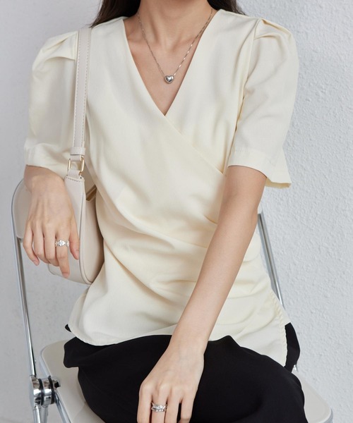 MAISON DE THERESE(メゾン ド テレーズ)の「Vネック パフスリーブクロスギャザーブラウス(シャツ/ブラウス・レディース・ベージュ/ブラック・FREE)」の14枚目の写真