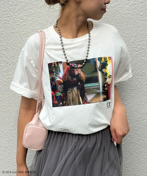 CIAOPANIC(チャオパニック)の「【Universalcollection/ユニバーサルコレクション】E.T.映画Tシャツ(Tシャツ/カットソー・レディース・ブラック系その他2/ブラック/アイボリー/チャコールグレー/ホワイト系その他2/ブラック系その他/ブラック系その他3/オフホワイト/ホワイト系その他3/ブラック系その他4/ホワイト系その他/ホワイト・FREE)」の2枚目の写真