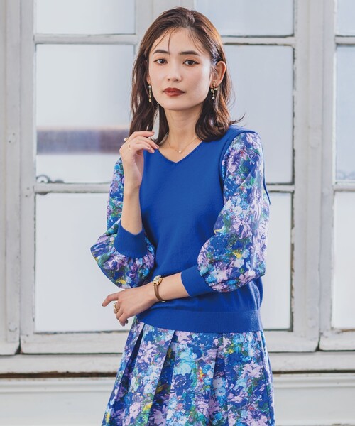 ITS'DEMO(イッツデモ)の「◆【セットアップ可/手洗い可】アート花柄シャンタン袖ニット<ミュルーズモダン(R)>(ニット/セーター・レディース・ダークブラウン系/ピンク系その他/ブルー系・00)」の3枚目の写真