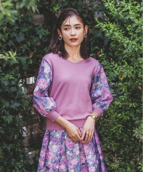 ITS'DEMO(イッツデモ)の「◆【セットアップ可/手洗い可】アート花柄シャンタン袖ニット<ミュルーズモダン(R)>(ニット/セーター・レディース・ダークブラウン系/ピンク系その他/ブルー系・00)」の1枚目の写真
