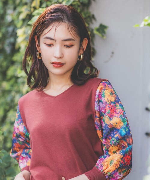 ITS'DEMO(イッツデモ)の「◆【セットアップ可/手洗い可】アート花柄シャンタン袖ニット<ミュルーズモダン(R)>(ニット/セーター・レディース・ダークブラウン系/ピンク系その他/ブルー系・00)」の10枚目の写真