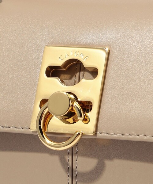 CAFUNE（カフネ）の「【別注】CAFUNE STANCE BAG（ハンドバッグ・レディース・ライトベージュ・FREE）」の7枚目の写真