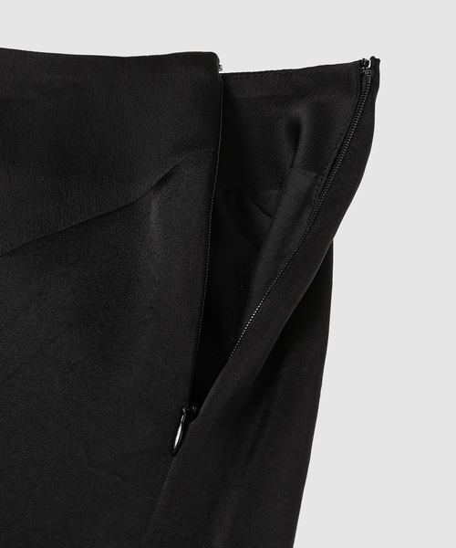 ANREALAGE（アンリアレイジ）の「CURVED PATCHWORK SATIN SKIRT（スカート・レディース・ブラック・36/38）」の4枚目の写真