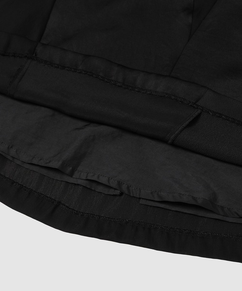 ANREALAGE（アンリアレイジ）の「CURVED PATCHWORK SATIN SKIRT（スカート・レディース・ブラック・36/38）」の3枚目の写真