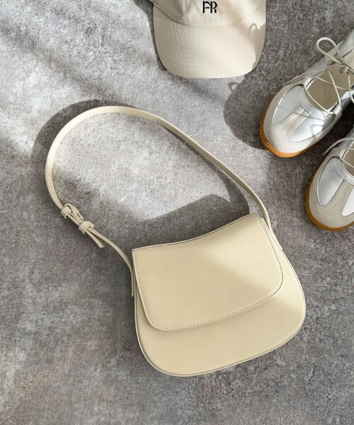 fredy emue(フレディエミュ)の「フラップラウンドワンショルバッグ(ショルダーバッグ・レディース・キャメル/オフホワイト/ブラック・FREE)」の2枚目の写真