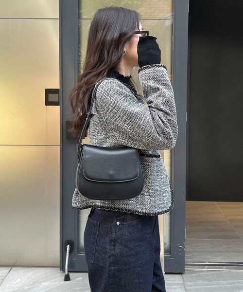 fredy emue(フレディエミュ)の「フラップラウンドワンショルバッグ(ショルダーバッグ・レディース・キャメル/オフホワイト/ブラック・FREE)」の3枚目の写真