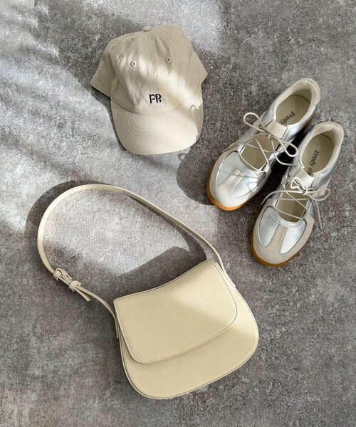 fredy emue(フレディエミュ)の「フラップラウンドワンショルバッグ(ショルダーバッグ・レディース・キャメル/オフホワイト/ブラック・FREE)」の4枚目の写真