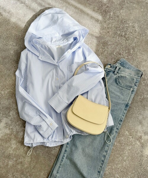 fredy emue(フレディエミュ)の「フラップラウンドワンショルバッグ(ショルダーバッグ・レディース・キャメル/オフホワイト/ブラック・FREE)」の5枚目の写真