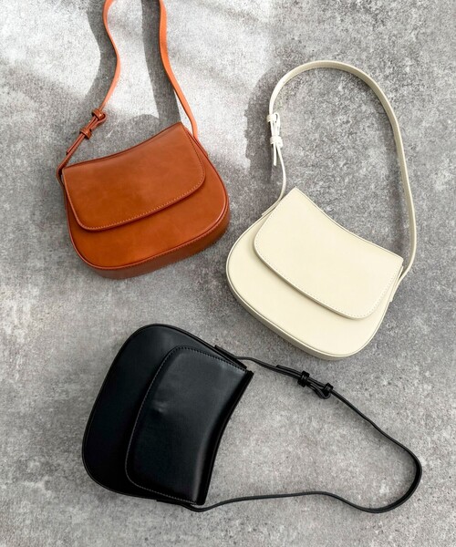 fredy emue(フレディエミュ)の「フラップラウンドワンショルバッグ(ショルダーバッグ・レディース・キャメル/オフホワイト/ブラック・FREE)」の6枚目の写真