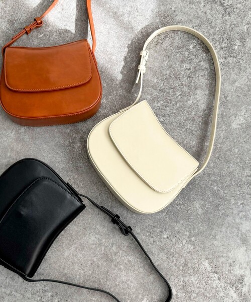 fredy emue(フレディエミュ)の「フラップラウンドワンショルバッグ(ショルダーバッグ・レディース・キャメル/オフホワイト/ブラック・FREE)」の7枚目の写真