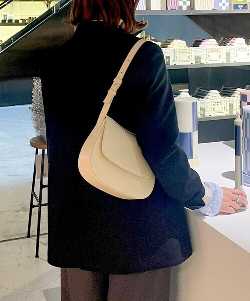 fredy emue(フレディエミュ)の「フラップラウンドワンショルバッグ(ショルダーバッグ・レディース・キャメル/オフホワイト/ブラック・FREE)」の8枚目の写真