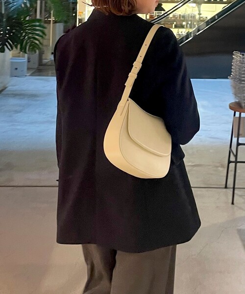 fredy emue(フレディエミュ)の「フラップラウンドワンショルバッグ(ショルダーバッグ・レディース・キャメル/オフホワイト/ブラック・FREE)」の9枚目の写真