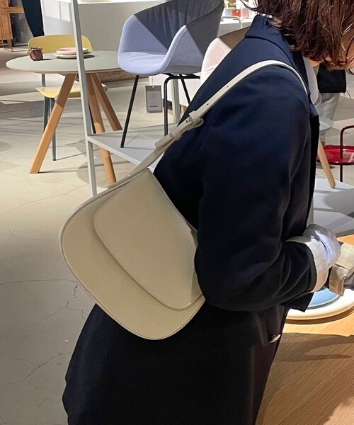 fredy emue(フレディエミュ)の「フラップラウンドワンショルバッグ(ショルダーバッグ・レディース・キャメル/オフホワイト/ブラック・FREE)」の10枚目の写真