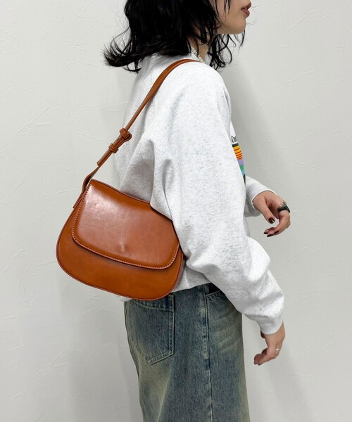 fredy emue(フレディエミュ)の「フラップラウンドワンショルバッグ(ショルダーバッグ・レディース・キャメル/オフホワイト/ブラック・FREE)」の14枚目の写真