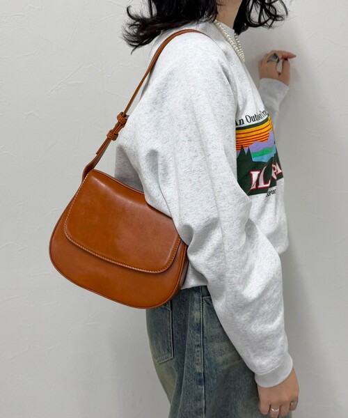 fredy emue(フレディエミュ)の「フラップラウンドワンショルバッグ(ショルダーバッグ・レディース・キャメル/オフホワイト/ブラック・FREE)」の15枚目の写真