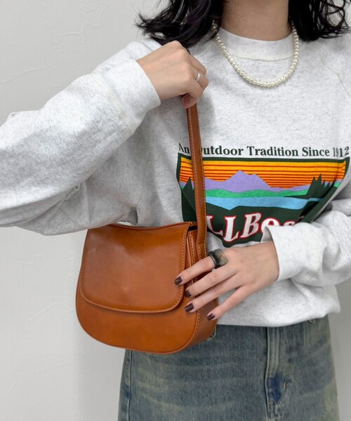 fredy emue(フレディエミュ)の「フラップラウンドワンショルバッグ(ショルダーバッグ・レディース・キャメル/オフホワイト/ブラック・FREE)」の16枚目の写真