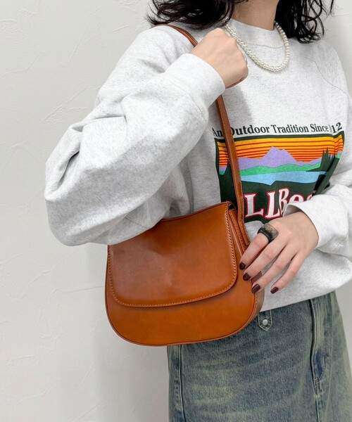 fredy emue(フレディエミュ)の「フラップラウンドワンショルバッグ(ショルダーバッグ・レディース・キャメル/オフホワイト/ブラック・FREE)」の17枚目の写真