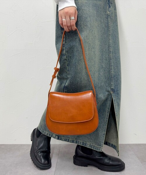 fredy emue(フレディエミュ)の「フラップラウンドワンショルバッグ(ショルダーバッグ・レディース・キャメル/オフホワイト/ブラック・FREE)」の20枚目の写真