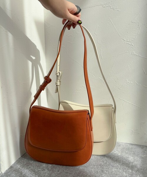 fredy emue(フレディエミュ)の「フラップラウンドワンショルバッグ(ショルダーバッグ・レディース・キャメル/オフホワイト/ブラック・FREE)」の22枚目の写真