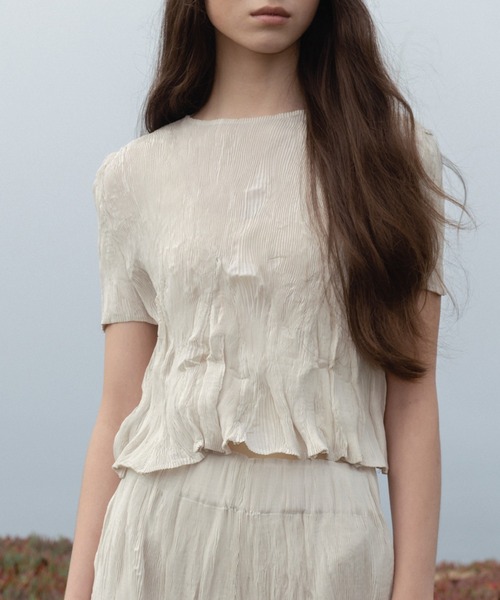 Gongdid Design(ゴンディッドデザイン)の「【Gongdid Design】Wavy crop top プリーツウェーブ クロップドトップス(Tシャツ/カットソー・レディース・ブラック/オフホワイト/グレー/ブラウン/ネイビー・FREE)」の2枚目の写真