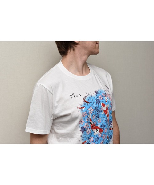 JIN plus（ジンプラス）の「錦鯉 JIN+ホワイト半袖Tシャツ（Tシャツ/カットソー・メンズ・ホワイト系1/ホワイト系その他5/ホワイト系その他2/ホワイト系その他4/ホワイト系その他3・SMALL/XX-LARGE/MEDIUM/X-LARGE/LARGE）」の8枚目の写真