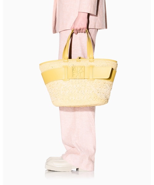 ARMANI EXCHANGE（アルマーニエクスチェンジ）の「【A|X アルマーニ エクスチェンジ】BOXロゴバックル ストローエフェクトトートバッグ（トートバッグ・レディース・マスタード・FREE）」の8枚目の写真