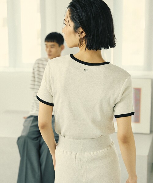 Firsthand(ファーストハンド)の「MA Firsthand/マ ファーストハンド RIB RINGER TEE / ワンポイント刺繍 リブリンガーTシャツ(Tシャツ/カットソー・レディース・オフホワイト/ブラウン/ブラック・FREE)」の2枚目の写真