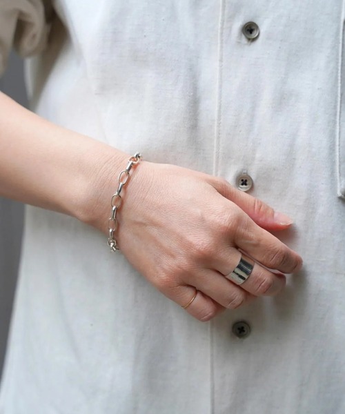 ERICKA NICOLAS BEGAY（エリッカ ニコラス ビゲイ）の「【ERICKA NICOLAS BEGAY】 FLAT PLAIN THIN RING（リング・レディース・シルバー・22/18/13）」の2枚目の写真