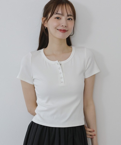 BLUEEAST（ブルーイースト）の「ヘンリーネック半袖Tシャツ（Tシャツ/カットソー・レディース・ブルー/ブラック/ホワイト/ピンク/イエロー/チャコールグレー/オリーブ/ブラウン/ボルドー・MEDIUM）」の2枚目の写真