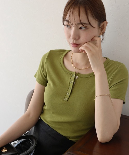 BLUEEAST（ブルーイースト）の「ヘンリーネック半袖Tシャツ（Tシャツ/カットソー・レディース・ブルー/ブラック/ホワイト/ピンク/イエロー/チャコールグレー/オリーブ/ブラウン/ボルドー・MEDIUM）」の5枚目の写真