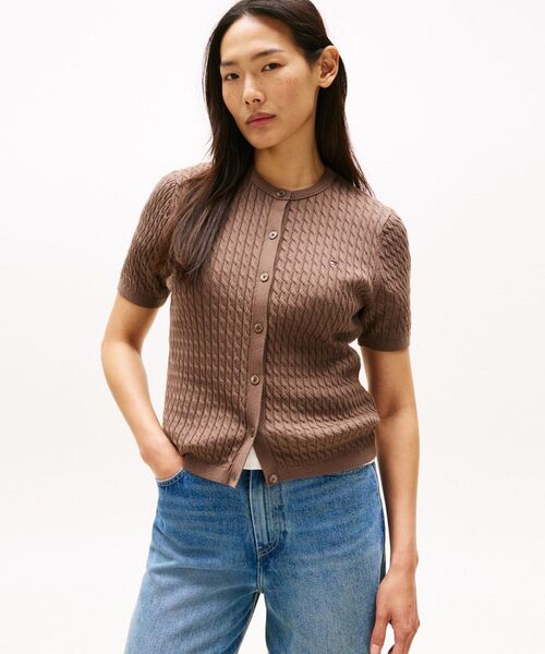 TOMMY HILFIGER（トミーヒルフィガー）の「コットンケーブルファインゲージショートスリーブクルーネックカーディガン（ニット/セーター・レディース・ホワイト/ブラウン・SMALL/X-SMALL/XX-SMALL/MEDIUM）」の2枚目の写真