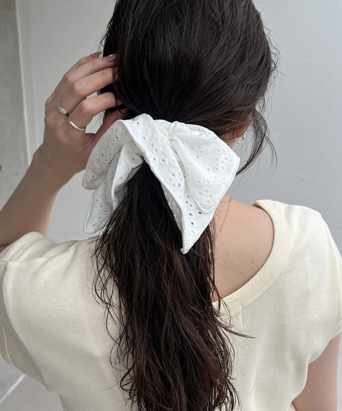 GOLDY(ゴールディ)の「〈GOLDY/ゴールディ〉アイレットレースシュシュ(その他ヘアアクセサリー・レディース・ホワイト/ブラック・FREE)」の4枚目の写真