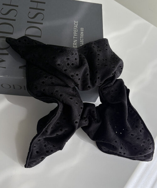 GOLDY(ゴールディ)の「〈GOLDY/ゴールディ〉アイレットレースシュシュ(その他ヘアアクセサリー・レディース・ホワイト/ブラック・FREE)」の9枚目の写真