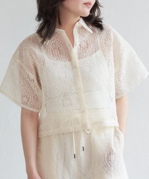 VENCEEXCHANGE（ヴァンスエクスチェンジ）の「レースハーフスリーブショートシャツ（シャツ/ブラウス・レディース・アイボリー/ブラック/ブラウン/ブルー・FREE）」の2枚目の写真