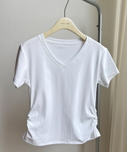 maison de LATIR（メゾンドラティール）の「スタイリッシュにオフィスシーンを演出するVネックTシャツ（Tシャツ/カットソー・レディース・ブラック/ホワイト・FREE）」の17枚目の写真