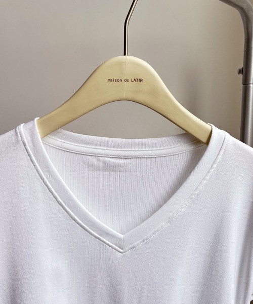 maison de LATIR（メゾンドラティール）の「スタイリッシュにオフィスシーンを演出するVネックTシャツ（Tシャツ/カットソー・レディース・ブラック/ホワイト・FREE）」の18枚目の写真